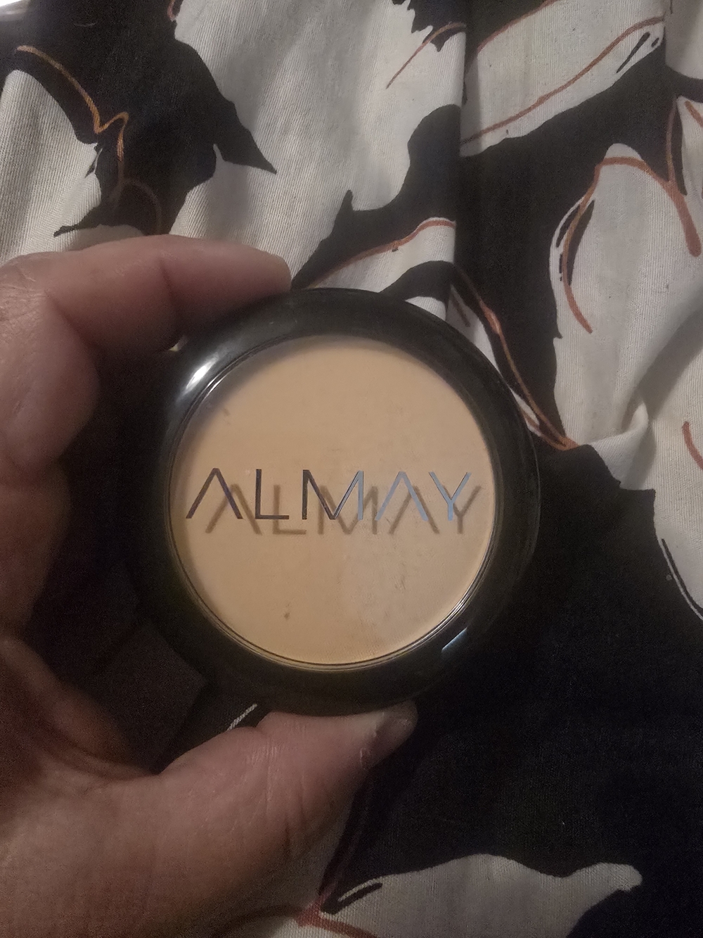 Almay Compact Face Powder in Light Beige